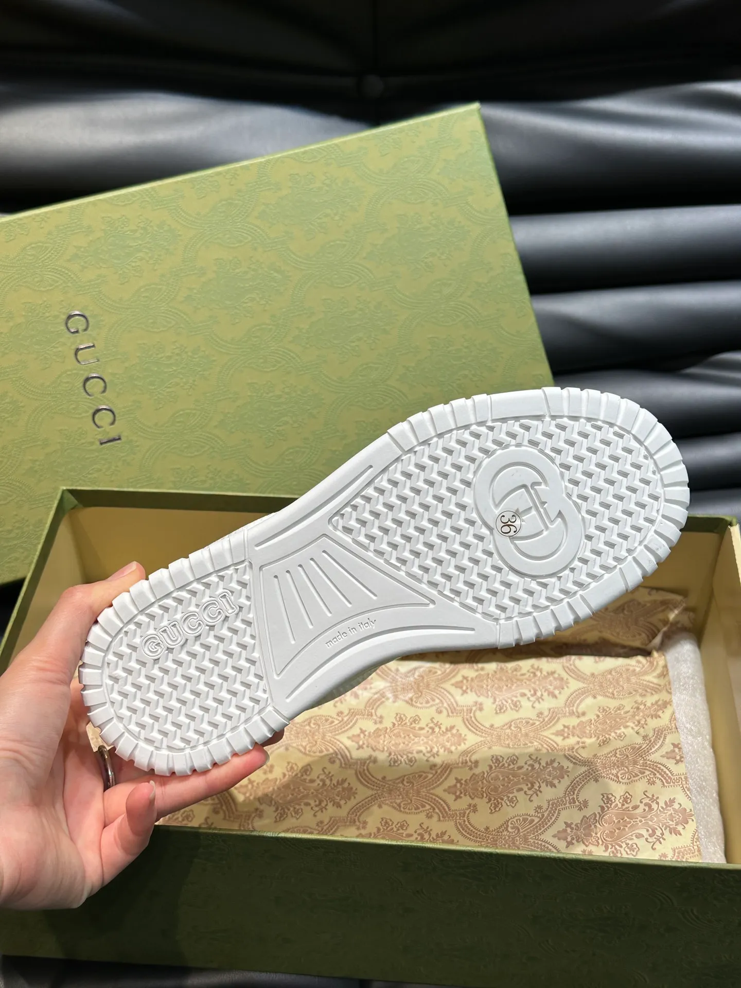 Men's shoes 💰p540 "GUCC*" New couple 👫 distressed effect sneakers, this low-top sneaker adopts a basketball-style silhouette design, cleverly integrated with hollow panels and distressed effects, showing its unique ingenuity. The ingenuity incorporates brand logo details such as interlocking Double G styling accessories and Gucci lettering, a low-key tribute to the brand's design heritage. A rubber non-slip outsole, inlays and embossed sole give the entire design a contemporary feel. Size: Female 35-39, Male 38-44